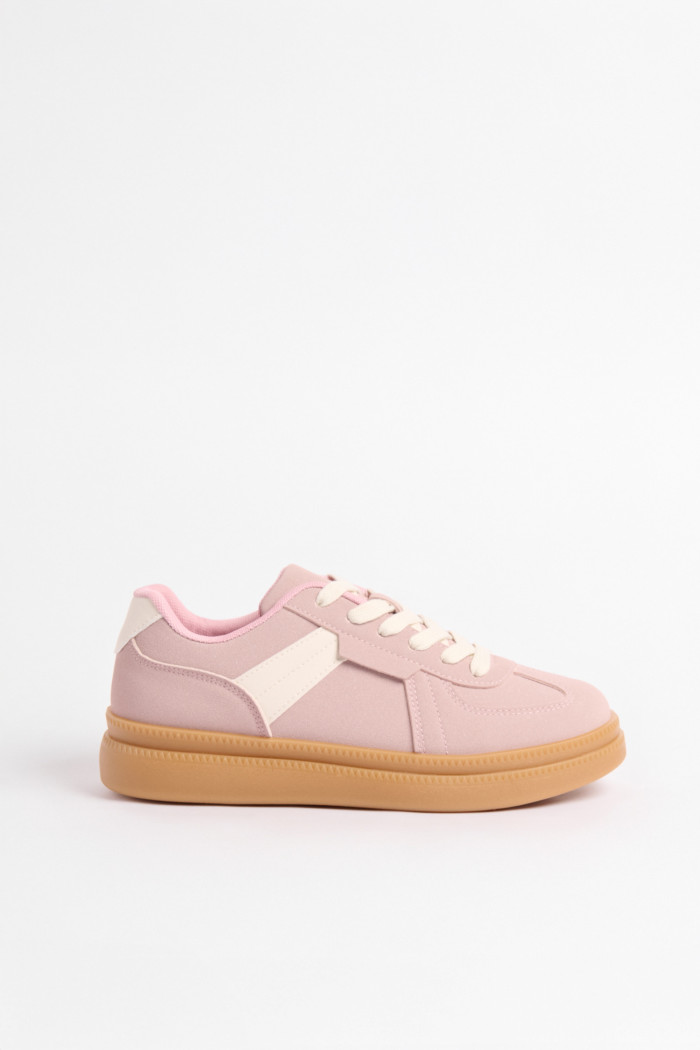 Tenis casuales unicolores con cortes y suelas planas