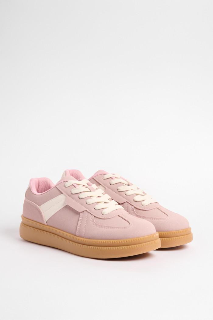 Tenis casuales unicolores con cortes y suelas planas