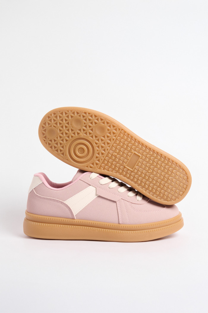 Tenis casuales unicolores con cortes y suelas planas