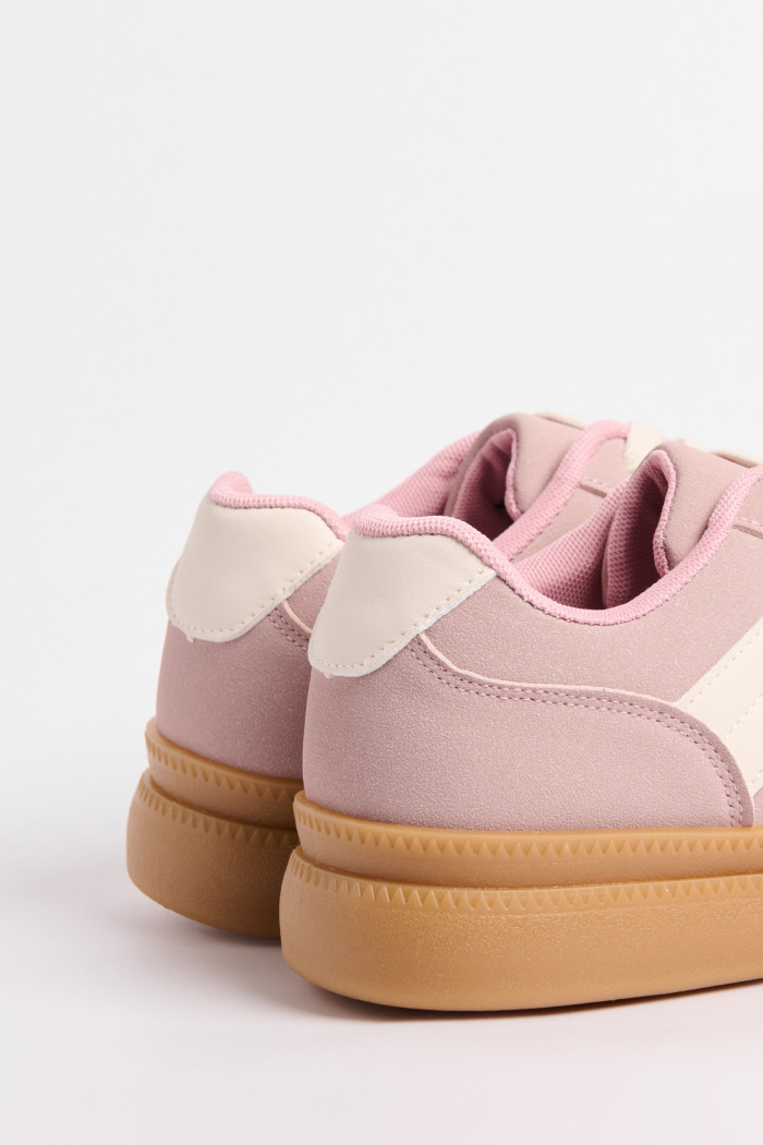 Tenis casuales unicolores con cortes y suelas planas