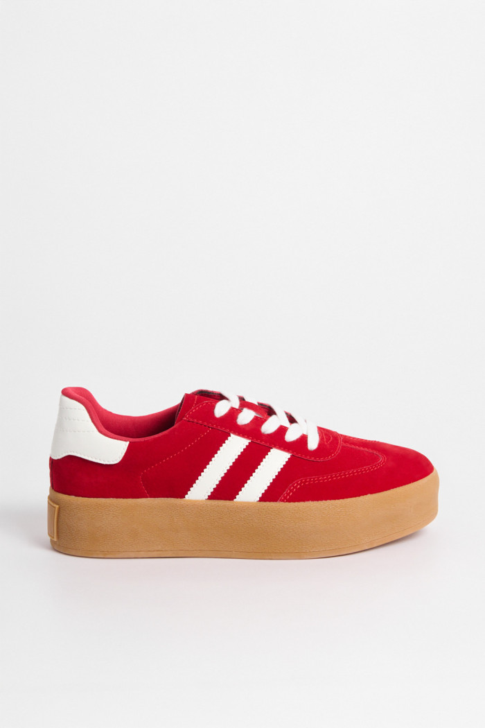 Tenis casuales unicolores con contrastes y suelas altas.