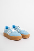 Tenis casuales unicolores con contrastes y suelas altas.