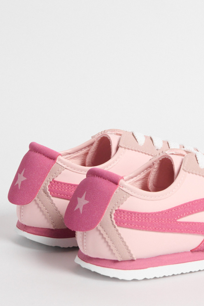 Tenis casuales rosados con contrastes y suelas planas