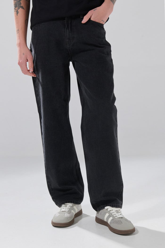 Jean baggy gris intenso infaltables con bota ancha
