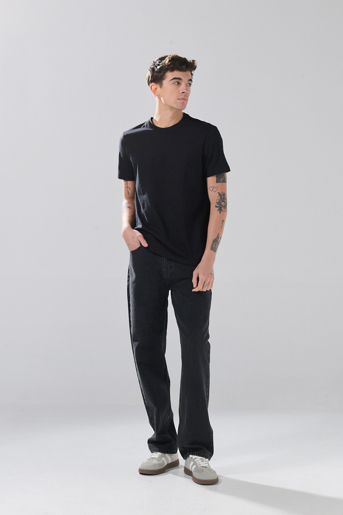 Jean baggy gris intenso infaltables con bota ancha
