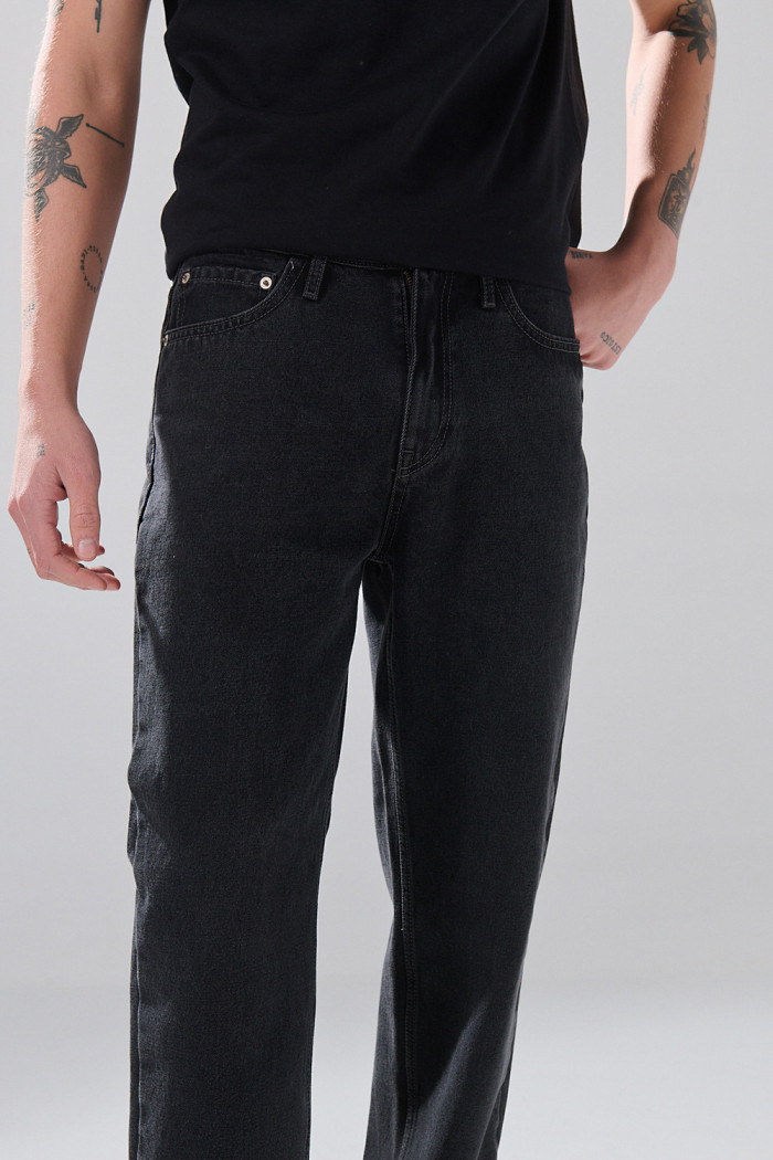 Jean baggy gris intenso infaltables con bota ancha
