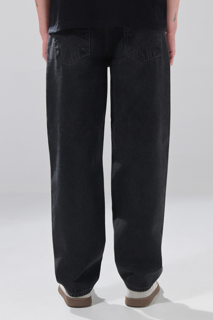 Jean baggy gris intenso infaltables con bota ancha
