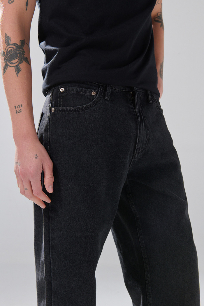 Jean baggy gris intenso infaltables con bota ancha

