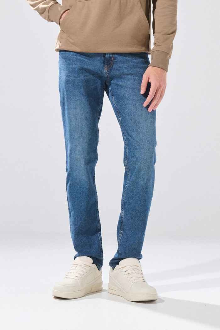Jean tiro bajo slim infaltables azul oscuro con bolsillos
