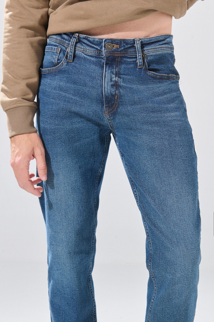 Jean tiro bajo slim infaltables azul oscuro con bolsillos
