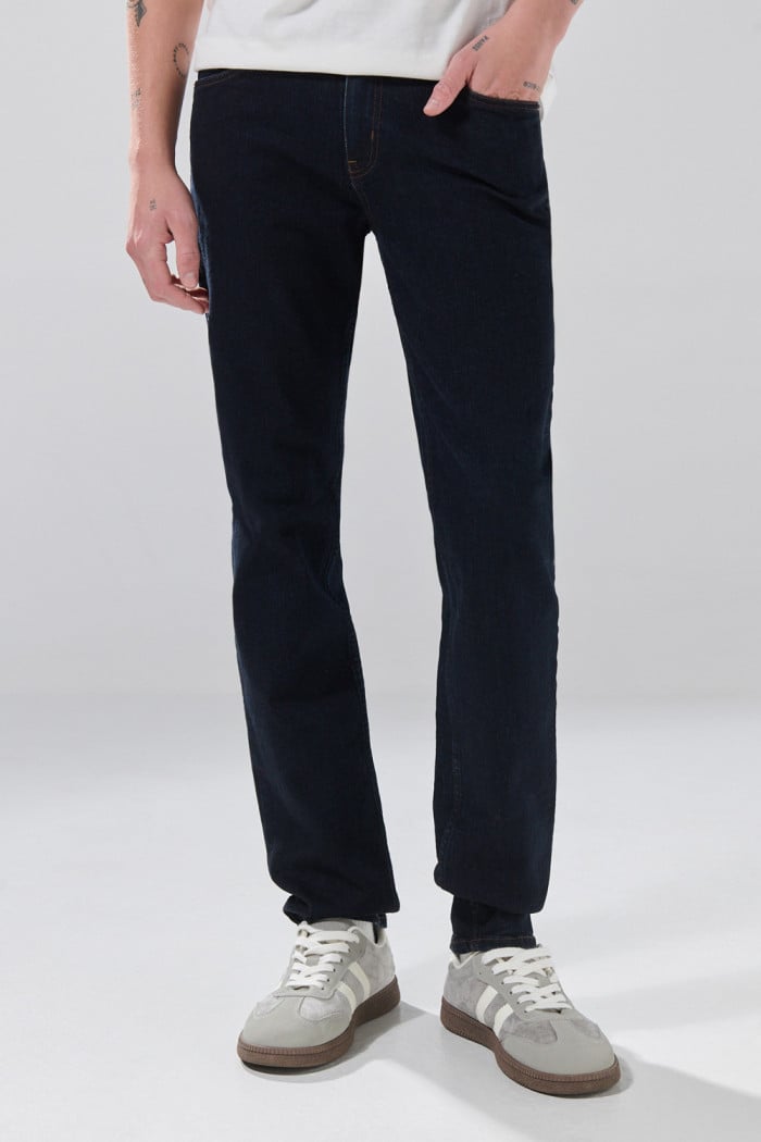 Jean slim azul intenso infaltables con costuras y tiro bajo
