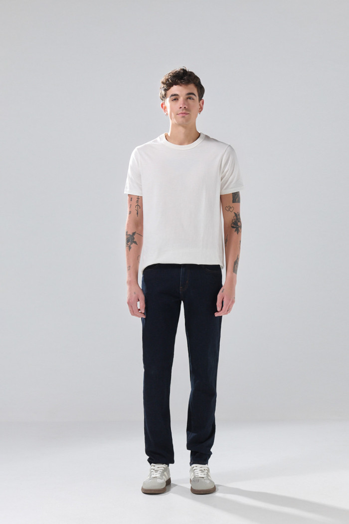 Jean slim azul intenso infaltables con costuras y tiro bajo
