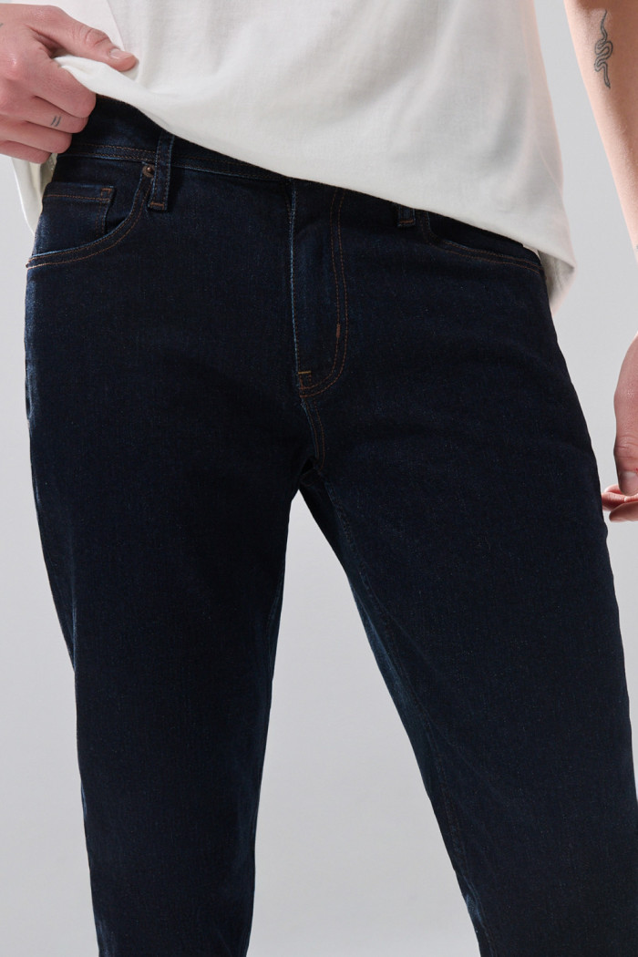 Jean slim azul intenso infaltables con costuras y tiro bajo
