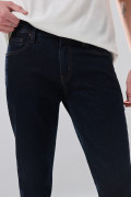 Jean slim azul intenso infaltables con costuras y tiro bajo
