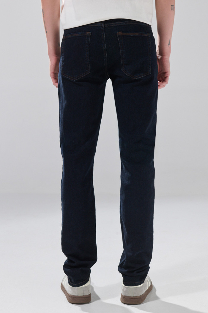 Jean slim azul intenso infaltables con costuras y tiro bajo
