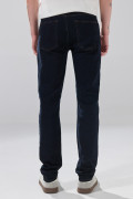 Jean slim azul intenso infaltables con costuras y tiro bajo
