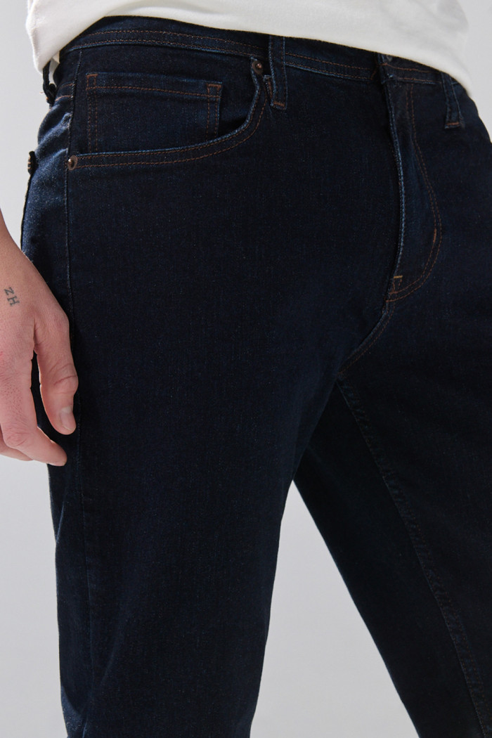 Jean slim azul intenso infaltables con costuras y tiro bajo
