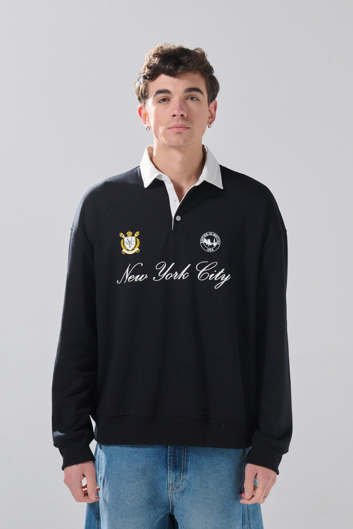 Buzo negro oversize con cuello polo y diseño college
