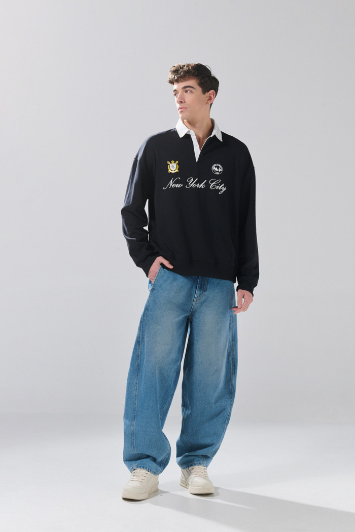 Buzo negro oversize con cuello polo y diseño college
