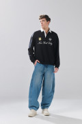 Buzo negro oversize con cuello polo y diseño college
