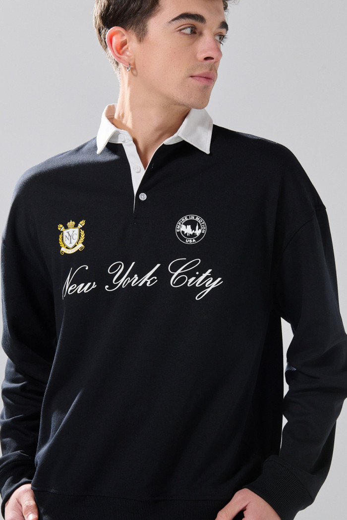 Buzo negro oversize con cuello polo y diseño college
