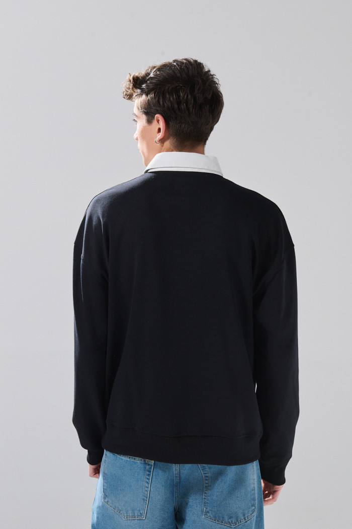 Buzo negro oversize con cuello polo y diseño college
