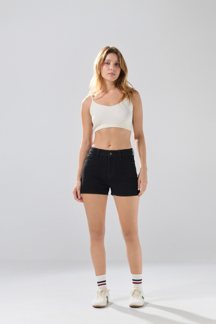 Short de jean negro tiro alto con 5 bolsillos
