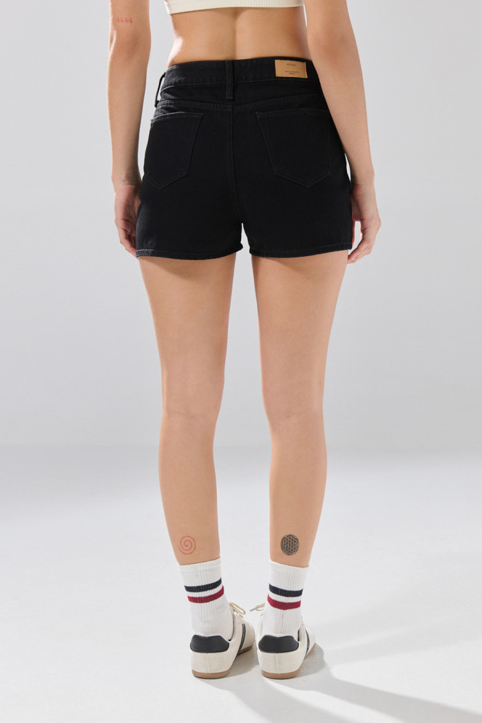 Short de jean negro tiro alto con 5 bolsillos
