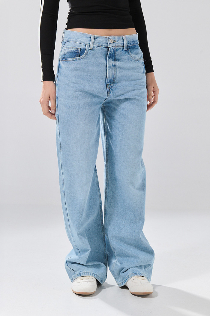 Jean tiro medio baggy con bota ancha azul claro y desgastes
