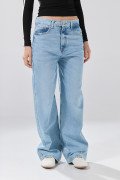 Jean tiro medio baggy con bota ancha azul claro y desgastes
