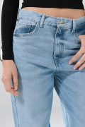 Jean tiro medio baggy con bota ancha azul claro y desgastes
