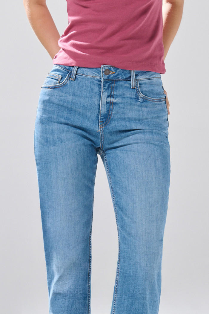 Jean straight leg azul medio con tiro bajo y bota recta

