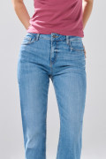 Jean straight leg azul medio con tiro bajo y bota recta
