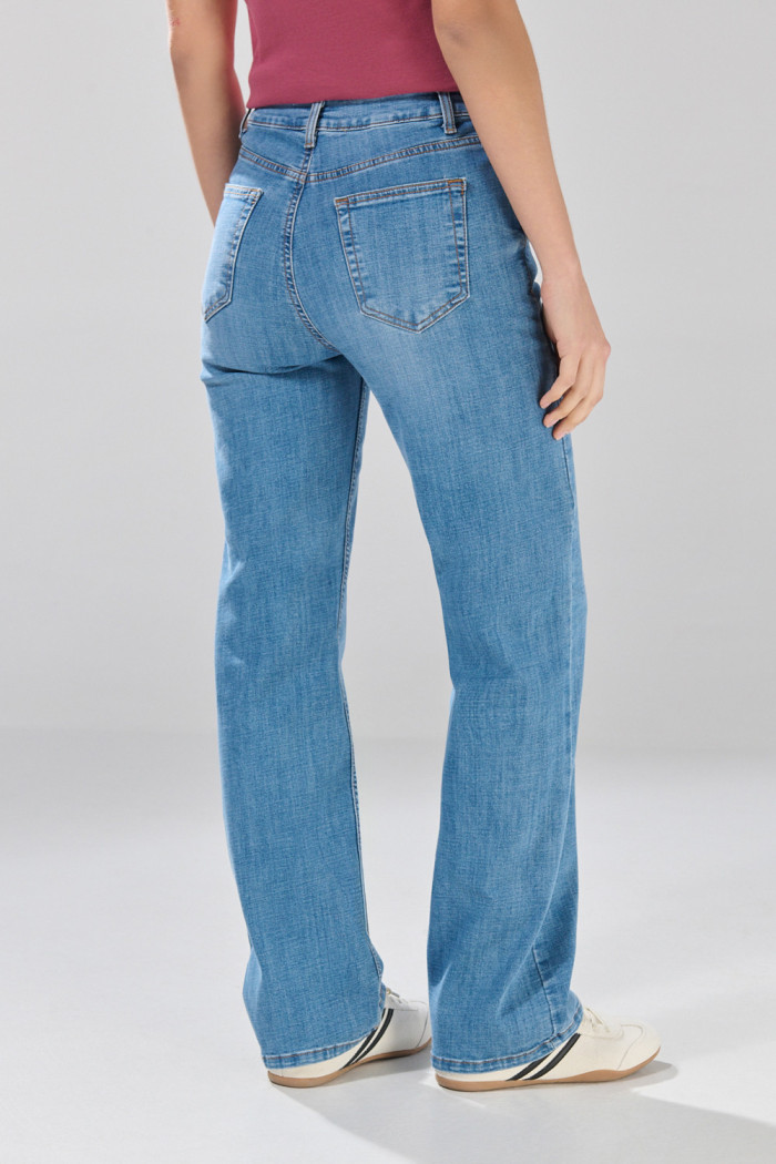 Jean straight leg azul medio con tiro bajo y bota recta
