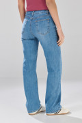 Jean straight leg azul medio con tiro bajo y bota recta
