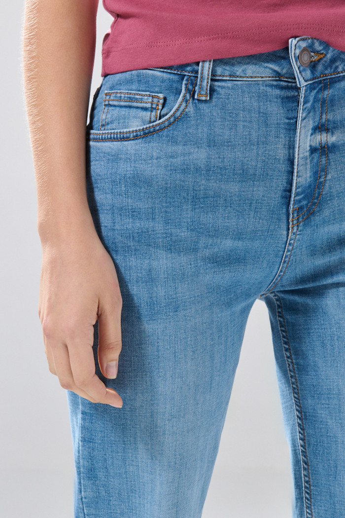 Jean straight leg azul medio con tiro bajo y bota recta
