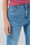 Jean straight leg azul medio con tiro bajo y bota recta
