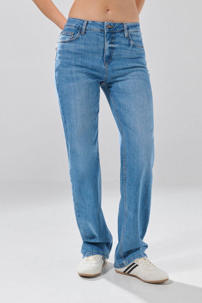 Jean bota recta infaltables straight leg azul con tiro bajo
