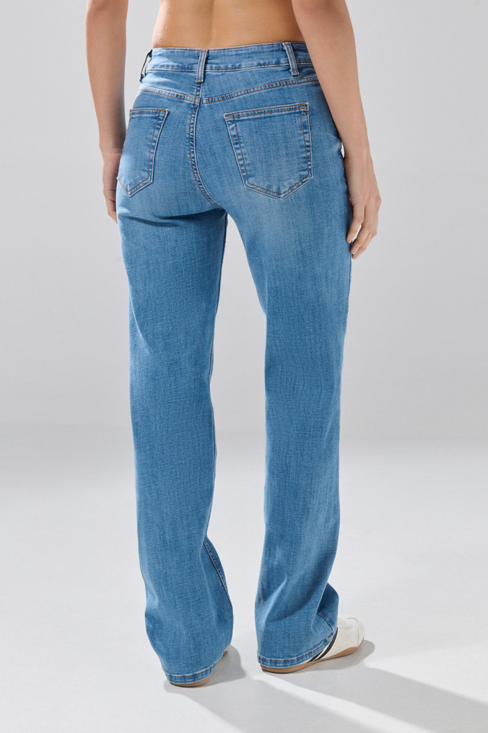 Jean bota recta infaltables straight leg azul con tiro bajo
