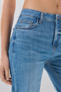 Jean bota recta infaltables straight leg azul con tiro bajo
