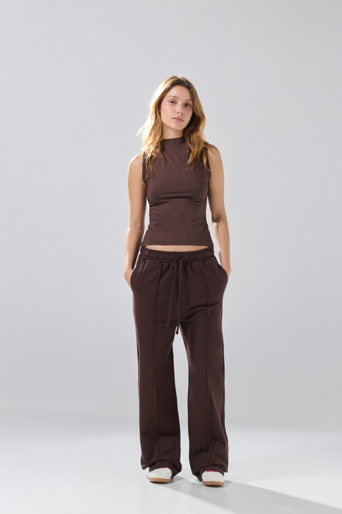 Pantalón unicolor jogger con bota ancha y vena centrada
