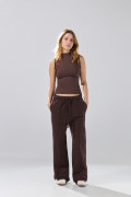 Pantalón unicolor jogger con bota ancha y vena centrada
