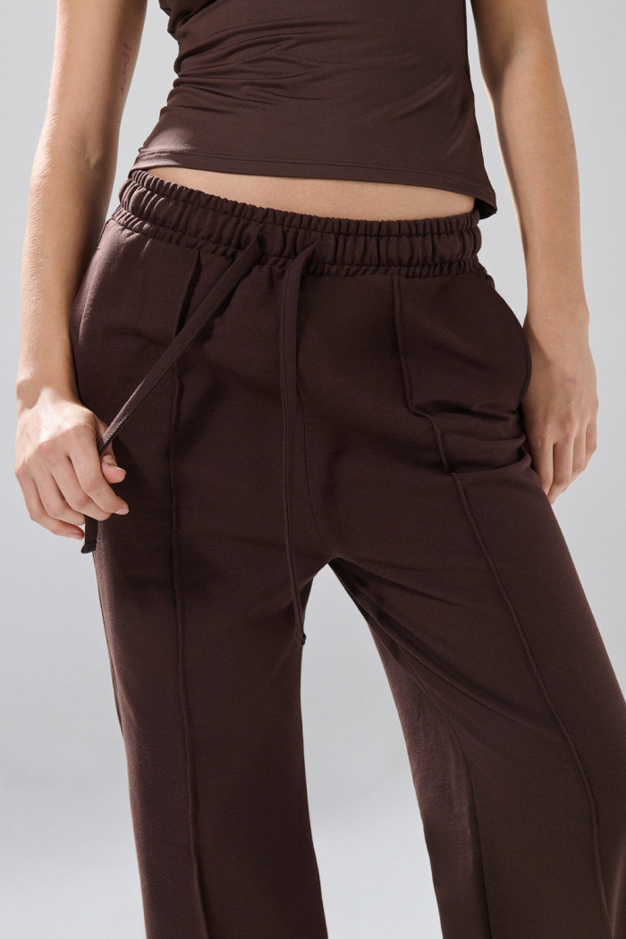 Pantalón unicolor jogger con bota ancha y vena centrada
