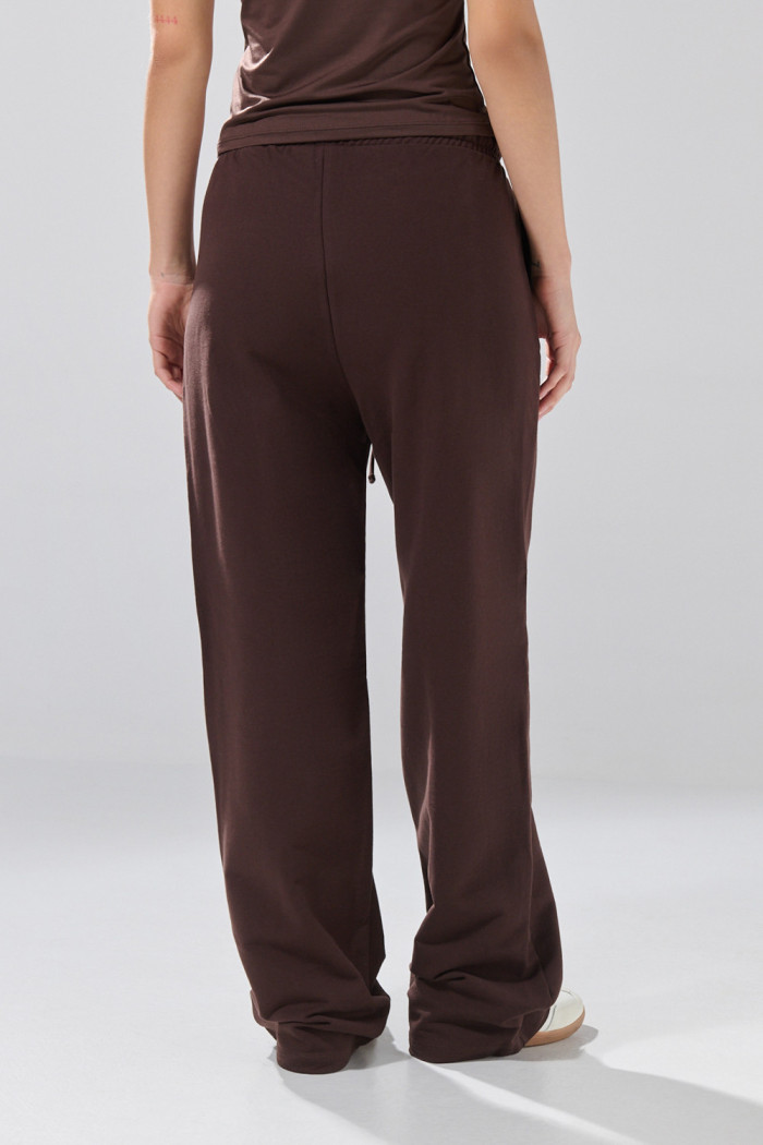 Pantalón unicolor jogger con bota ancha y vena centrada
