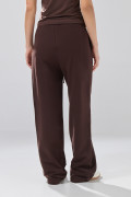 Pantalón unicolor jogger con bota ancha y vena centrada

