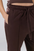 Pantalón unicolor jogger con bota ancha y vena centrada
