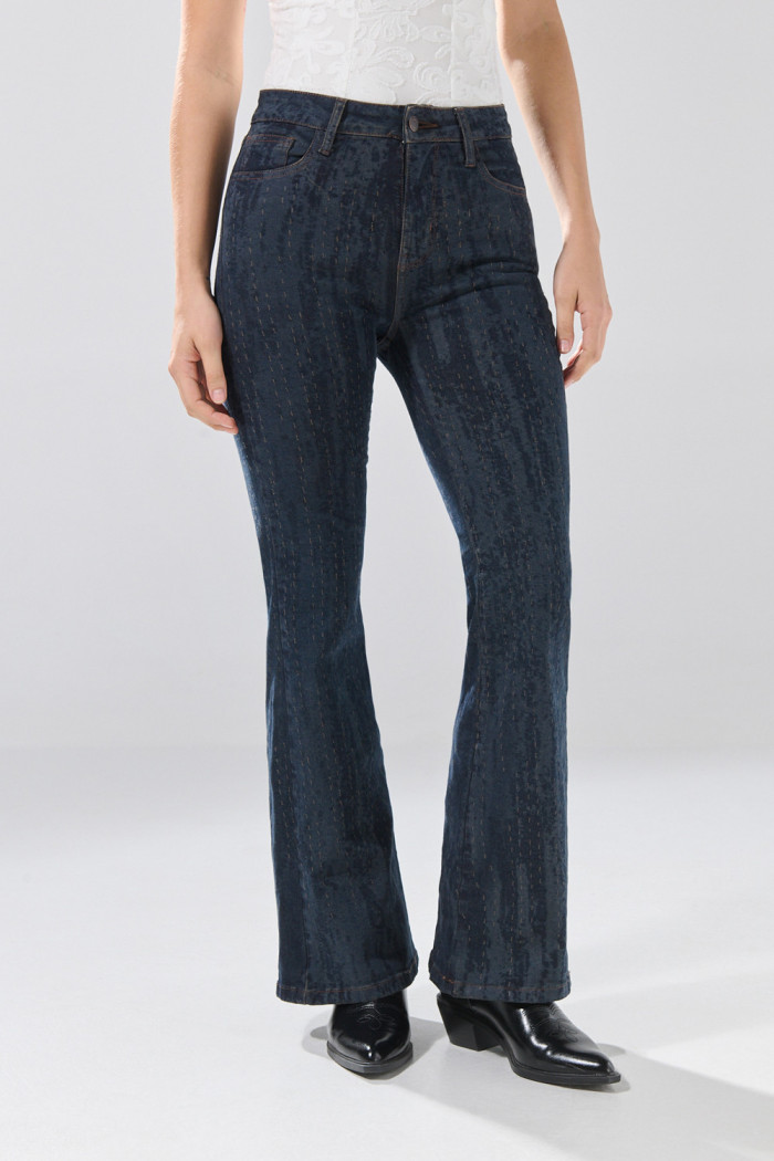 Jean flare azul intenso con bota ancha, diseños y tiro alto
