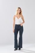 Jean flare azul intenso con bota ancha, diseños y tiro alto
