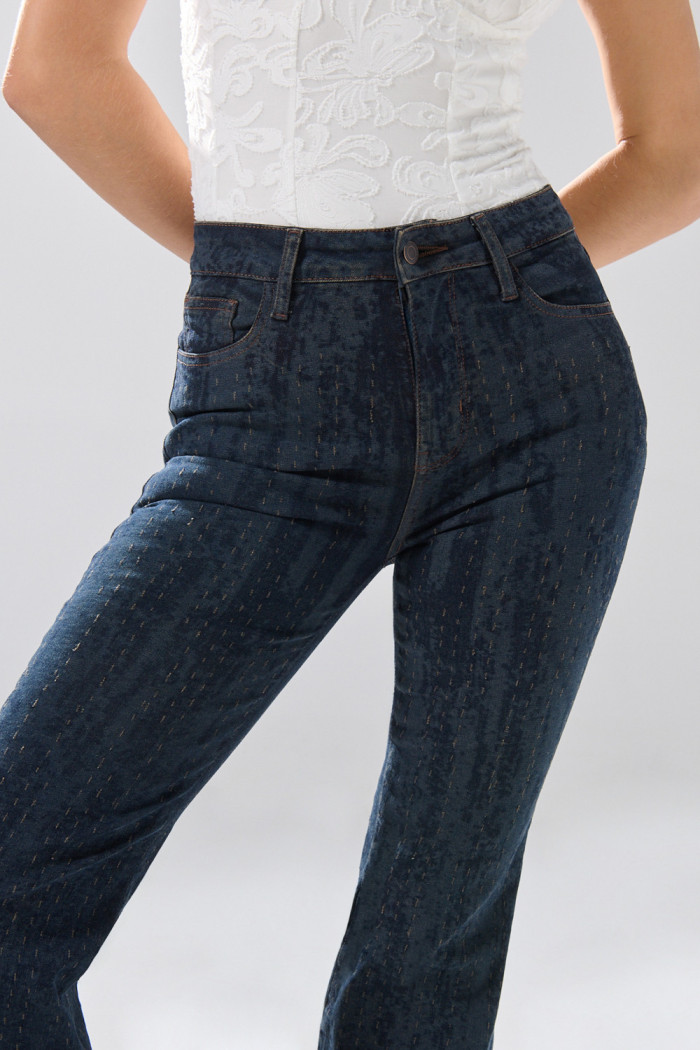 Jean flare azul intenso con bota ancha, diseños y tiro alto

