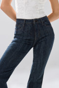 Jean flare azul intenso con bota ancha, diseños y tiro alto
